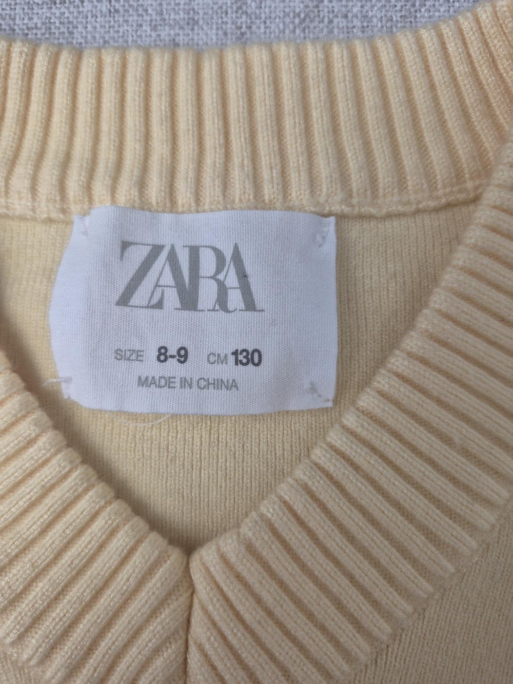 Zara Kids Light Yellow V-Neck Knit Sweater Size 8-9 (130cm) - Picture 4 of 8